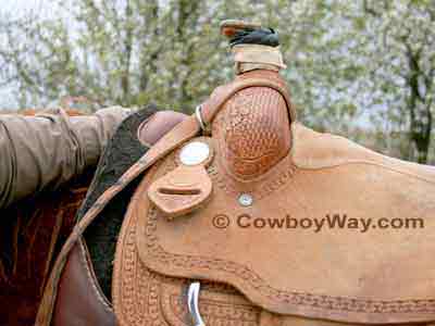Raising the saddle pad into the gullet