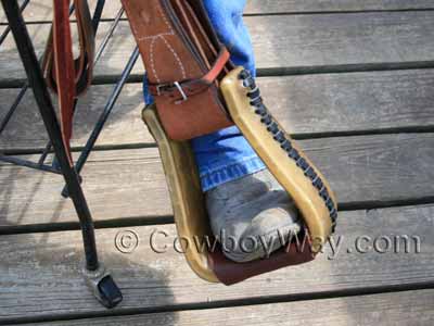 The stirrup leather does not hang in front of the stirrup after turning the Blevins buckles