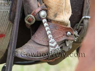 Dove wing spur straps in a stirrup
